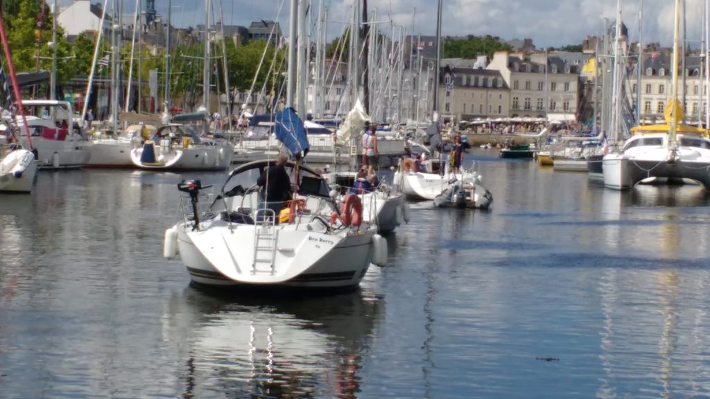 Port de Vannes, avec les bateaux entrés par l'écluse à la queue leu leu