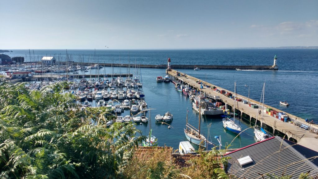 Port Tudy à Groix, partie avec les pontons en premier plan