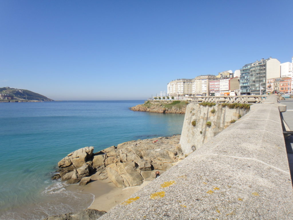 La vue de la grande plage de la Corogne ; voila qui donne envie de mouiller en plein milieu de la baie, plutôt que de payer 40€ la nuitée dans la marina.